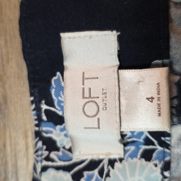 Loft- Floral Patterned Black Women's Shorts. Size 4 - Picture 3 of 5